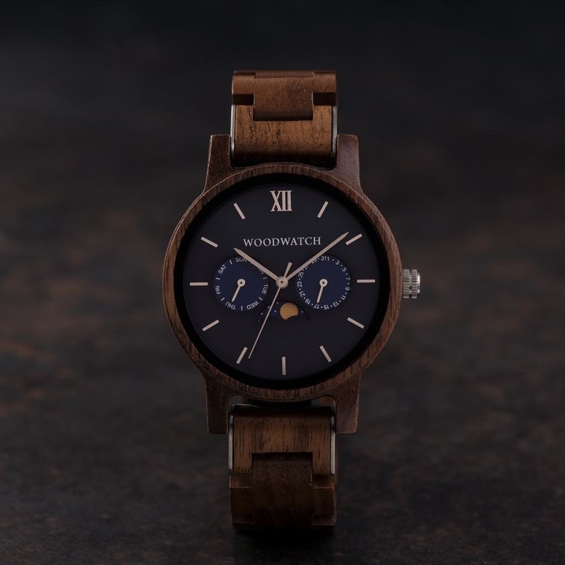 La collezione CLASSIC mette in discussione l’estetica di WoodWatch aggiungendogli un tono sofisticato. La sottile cassa dal tocco classico contiene un movimento lunare unico e due quadranti aggiuntivi che mostrano la settimana e il mese. Il CLASSIC Marine