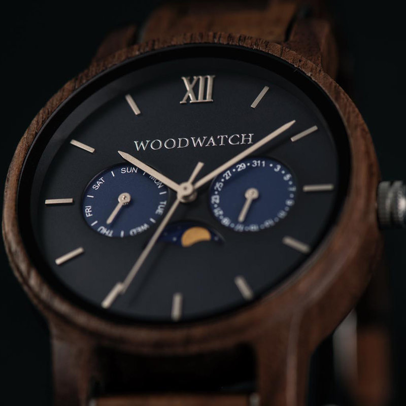 The CLASSIC Collection rethinks the aesthetic of a WoodWatch in a sophisticated way. The slim cases give a classy impression while featuring a unique a moonphase movement and two extra subdials featuring a week and month display. The CLASSIC Mariner is ma