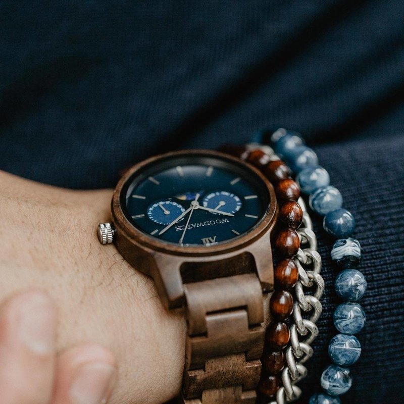 The CLASSIC Collection rethinks the aesthetic of a WoodWatch in a sophisticated way. The slim cases give a classy impression while featuring a unique a moonphase movement and two extra subdials featuring a week and month display. The CLASSIC Mariner is ma