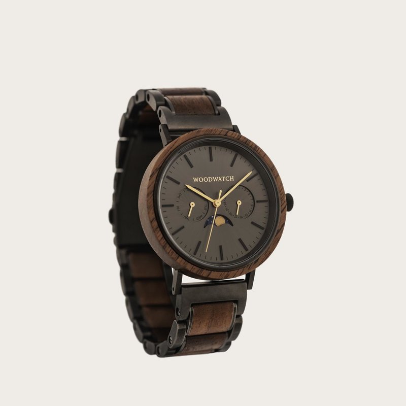 La colección ELEMENT se compone de cuatro diseños únicos en la gama WoodWatch, que muestran una combinación de acero inoxidable 316 y madera. El reloj Iron Walnut de 41 mm de diámetro presenta nuestro característico movimiento de fase lunar y dos subesfer