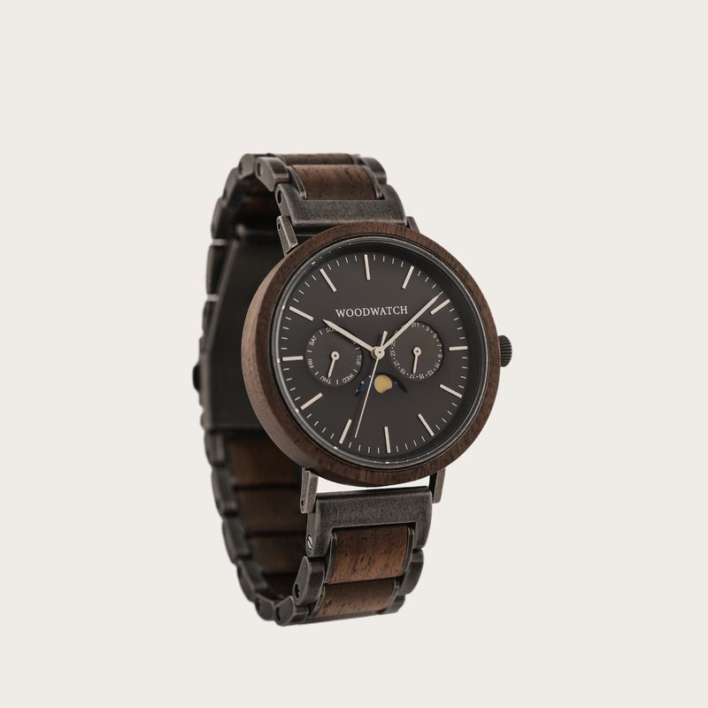 La collezione ELEMENT comprende 4 design unici della gamma WoodWatch e presenta una combinazione di acciaio inossidabile 316 e legno. L'orologio Brushed Iron Walnut dal diametro di 41mm è caratterizzato dal movimento a fasi lunari e da due contatori che v