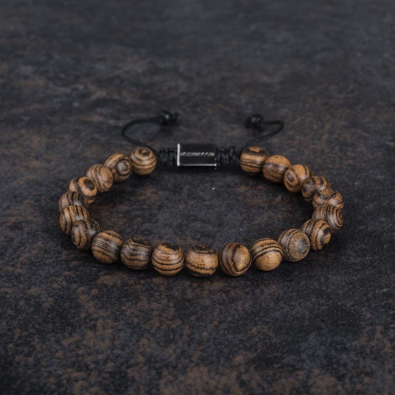 Bei unserem handgefertigten Zebrano Armband werden Perlen aus Wengeholz durch Lavasteinperlen ergänzt. Vervollkommne deinen WoodWatch-Look mit diesem stylischen Armband. Die Perlen haben einen Durchmesser von 8 mm und das Armband ist größenverstellbar, so