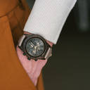 La CHRONUS Dark Eclipse Grey dispose d’un mouvement chronographique classique SEIKO VD54, d’un verre saphir traité résistant aux rayures et de maillons de bracelet renforcés en acier inoxydable. La montre est en bois de santal vert et possède un cadran no