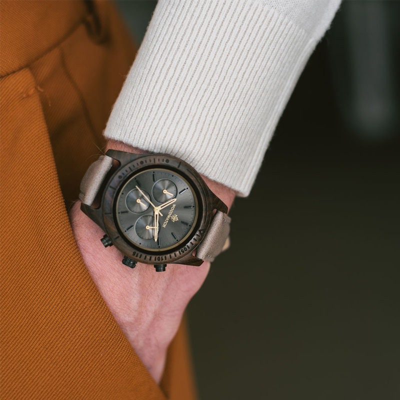 De CHRONUS Dark Eclipse Grey beschikt over een klassiek SEIKO VD54 chronograaf uurwerk, krasbestendig saffierglas en roestvrijstalen versterkte bandschakels. Het horloge is gemaakt van groen sandelhout en heeft een zwarte wijzerplaat met gouden details. H