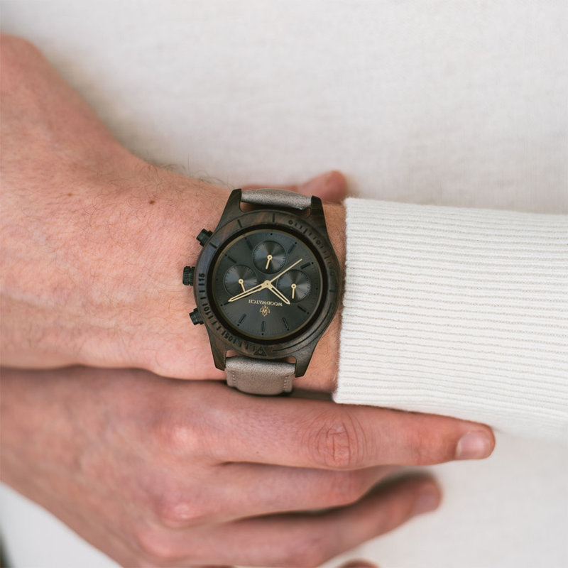 De CHRONUS Dark Eclipse Grey beschikt over een klassiek SEIKO VD54 chronograaf uurwerk, krasbestendig saffierglas en roestvrijstalen versterkte bandschakels. Het horloge is gemaakt van groen sandelhout en heeft een zwarte wijzerplaat met gouden details. H