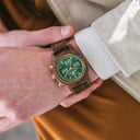 La colección CHRONUS presenta un movimiento cronógrafo clásico SEIKO VD54, cristal con revestimiento de zafiro resistente a los arañazos y eslabones de correa reforzados de acero inoxidable.  El CHRONUS Emerald Gold está hecho de madera de nogal americano