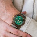 Emerald Gold Grey beschikt over een klassiek SEIKO VD54 chronograaf uurwerk, krasbestendig saffierglas en Grey band. Gemaakt van Amerikaans walnoothout en met de hand gemaakt tot in perfectie. Alle modellen zijn voorzien van een klokwerk met een diameter
