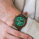 Emerald Gold Grey har en klassisk SEIKO VD54-kronografrörelse, repbeständigt safirbelagt glas och Grey-armbandet. Tillverkad av amerikanskt valnötsträ och handtillverkad till perfektion. Klockan går att få med trä- eller läderarmband.