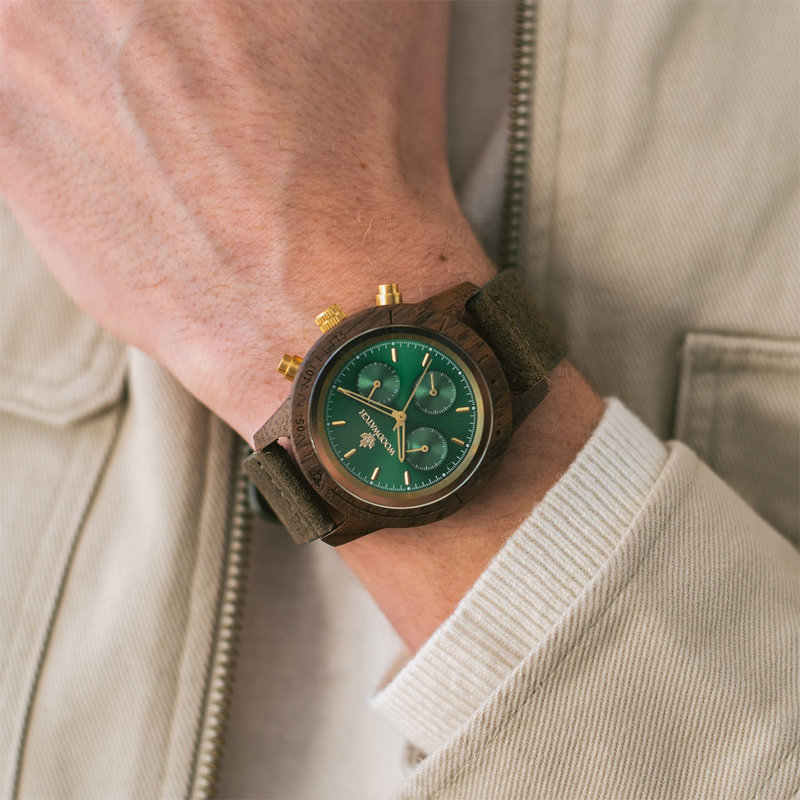 Emerald Gold Khaki beschikt over een klassiek SEIKO VD54 chronograaf uurwerk, krasbestendig saffierglas en khaki band. Gemaakt van Amerikaans walnoothout en met de hand gemaakt tot in perfectie. Alle modellen zijn voorzien van een klokwerk met een diamete