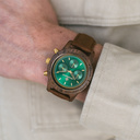 Emerald Gold Pecan presenta un clásico movimiento cronógrafo SEIKO VD54, vidrio recubierto de zafiro resistente al rayado y correa pecan. Fabricado en madera de nogal estadounidense y elevado artesanalmente a la perfección. La Colección CHRONUS, con todos