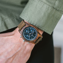 Sapphire Silver Khaki è caratterizzato da un classico movimento cronografo SEIKO VD54, vetro rivestito di zaffiro resistente ai graffi e cinturino khaki. Realizzato in legno di noce americano e prodotto a mano con cura certosina, con una cassa di 42 mm di