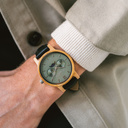 La collection CLASSIC repense de manière sophistiquée l’esthétisme de WoodWatch. Elle allie chic et multifonction en incluant l’affichage des phases lunaires ainsi que deux cadrans supplémentaires indiquant la date et le mois. La montre CLASSIC Chaser Jet