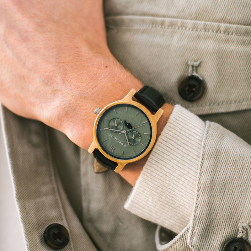 La collection CLASSIC repense de manière sophistiquée l’esthétisme de WoodWatch. Elle allie chic et multifonction en incluant l’affichage des phases lunaires ainsi que deux cadrans supplémentaires indiquant la date et le mois. La montre CLASSIC Chaser Jet