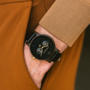 De CLASSIC Collectie vernieuwt de esthetiek van een WoodWatch op een stijlvolle manier. De dunne behuizing heeft een klassieke uitstraling en kenmerkt zich met een maankalender uurwerk en twee extra subdials met week- en maandaanduiding. De CLASSIC Dark F