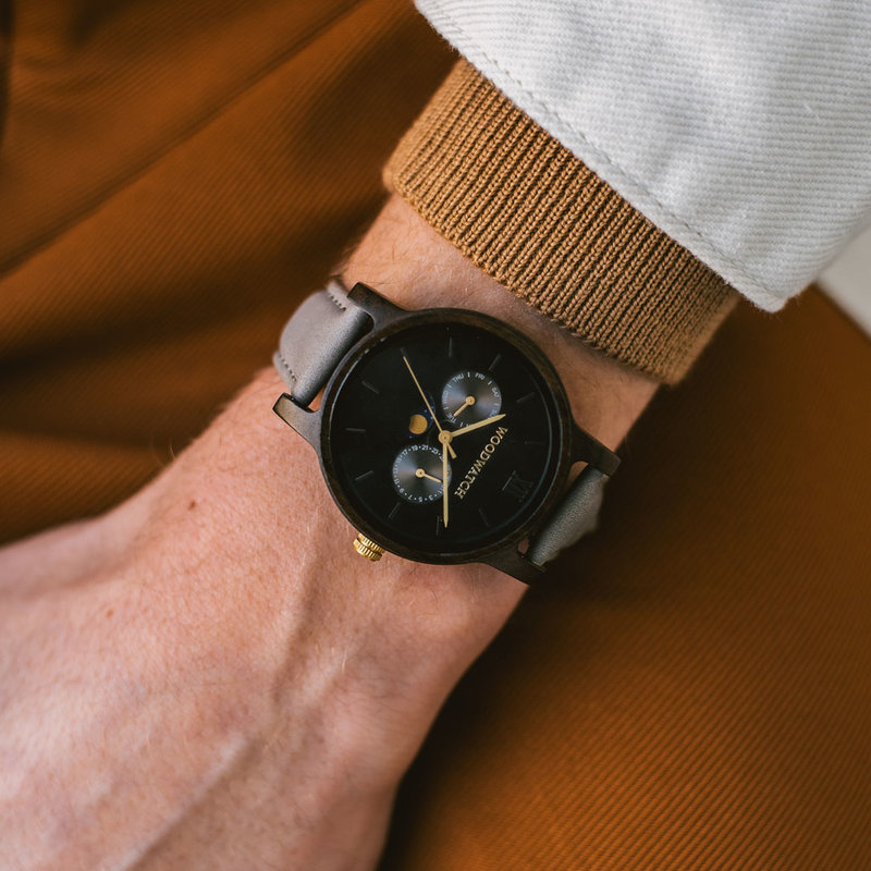 CLASSIC Kollektionen Dark Forest Grey är en sofistikerad nytolkning av WoodWatchs klassiska design. Den tunna boetten ger ett elegant uttryck samtidigt som klockorna är försedda med en unik månfaskalender och två extra urtavlor för vecka och månad. CLASSI