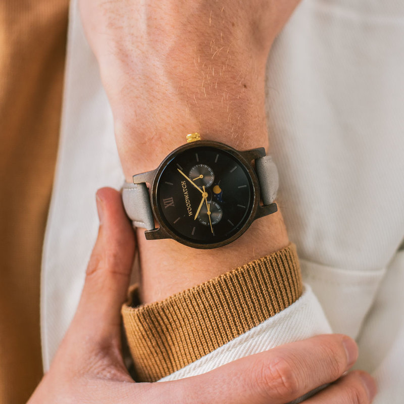 De CLASSIC Collectie vernieuwt de esthetiek van een WoodWatch op een stijlvolle manier. De dunne behuizing heeft een klassieke uitstraling en kenmerkt zich met een maankalender uurwerk en twee extra subdials met week- en maandaanduiding. De CLASSIC Dark F