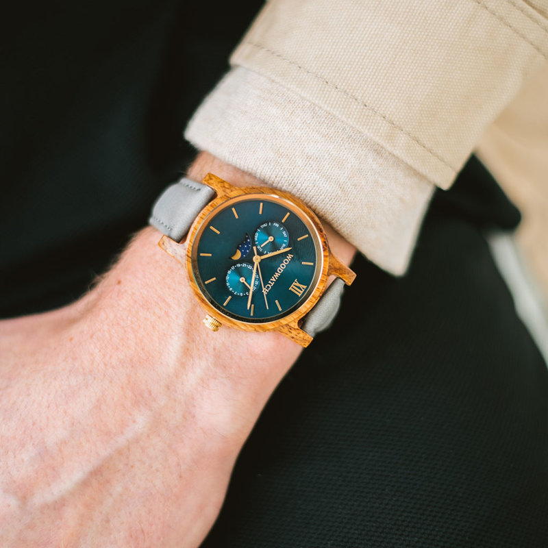 The CLASSIC Collection rethinks the aesthetic of a WoodWatch in a sophisticated way. The slim cases give a classy impression while featuring a unique a moonphase movement and two extra subdials featuring a week and month display. The CLASSIC Sailor Grey i