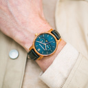 The CLASSIC Collection rethinks the aesthetic of a WoodWatch in a sophisticated way. The slim cases give a classy impression while featuring a unique a moonphase movement and two extra subdials featuring a week and month display. The CLASSIC Sailor Jet  i