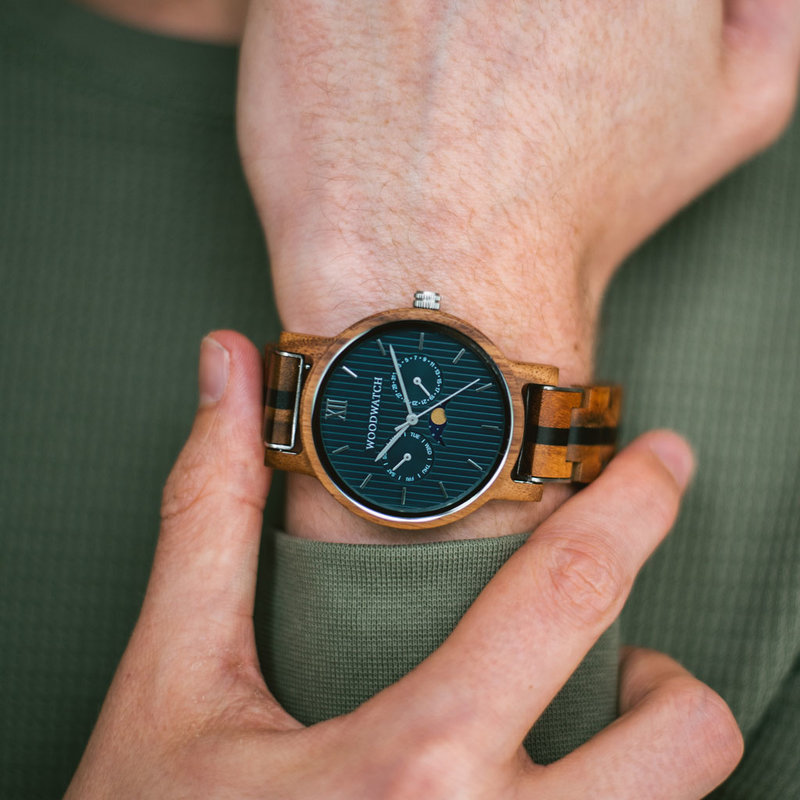 Die CLASSIC Kollection überdenkt auf raffinierte Weise die Ästhetik einer WoodWatch. Die schlanken Gehäuse geben einen klassischen Eindruck und verfügen über eine einzigartige Mondphasenbewegung und zwei zusätzliche Hilfszifferblätter mit Wochen- und Mona