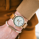 La collection CLASSIC repense de manière sophistiquée l’esthétisme de WoodWatch. Elle allie chic et multifonction en incluant l’affichage des phases lunaires ainsi que deux cadrans supplémentaires indiquant la date et le mois. La montre CLASSIC Sand Surfe