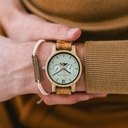 CLASSIC Kollektionen är en sofistikerad nytolkning av WoodWatchs klassiska design. Den tunna boetten ger ett elegant uttryck samtidigt som klockorna är försedda med en unik månfaskalender och två extra urtavlor för vecka och månad. CLASSIC Sand Surfer är