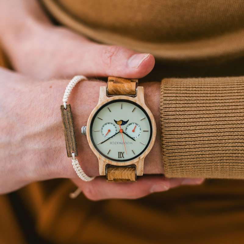 The CLASSIC Collection rethinks the aesthetic of a WoodWatch in a sophisticated way. The slim cases give a classy impression while featuring a unique a moonphase movement and two extra subdials featuring a week and month display. The CLASSIC Sand Surfer i