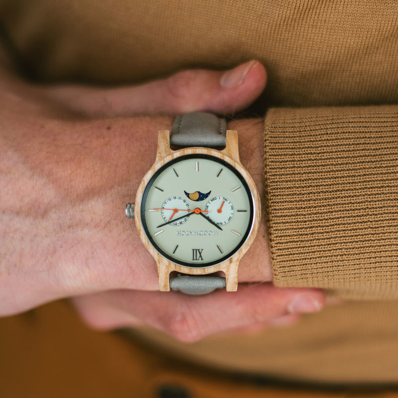 La Colección CLASSIC replantea la estética del WoodWatch de manera sofisticada. Las cajas delgadas dan una impresión elegante combinada con un exclusivo movimiento de fase lunar y dos subesferas que indican la semana y el día. El CLASSIC Sand Surfer Grey