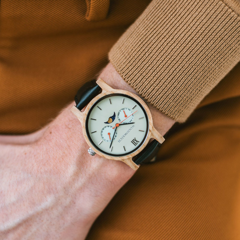 The CLASSIC Collection rethinks the aesthetic of a WoodWatch in a sophisticated way. The slim cases give a classy impression while featuring a unique a moonphase movement and two extra subdials featuring a week and month display. The CLASSIC Sand Surfer J