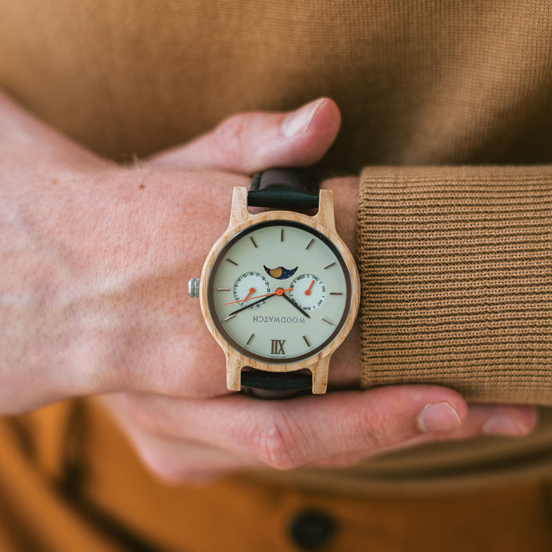 La Colección CLASSIC replantea la estética del WoodWatch de manera sofisticada. Las cajas delgadas dan una impresión elegante combinada con un exclusivo movimiento de fase lunar y dos subesferas que indican la semana y el día. El CLASSIC Sand Surfer Jet e