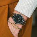 Our MINIMAL Retro models feature an all new design existing of 3 new elements. First, a clean new minimal casing. Second, a new two-pointer movement with numeric time window. Finally, an all new flexible wooden strap which fits any wrist. The Retro ROCK i