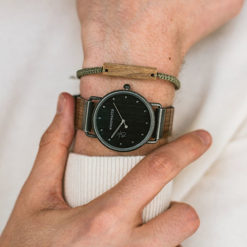 Our MINIMAL Retro models feature an all new design existing of 3 new elements. First, a clean new minimal casing. Second, a new two-pointer movement with numeric time window. Finally, an all new flexible wooden strap which fits any wrist. The Retro ROCK i