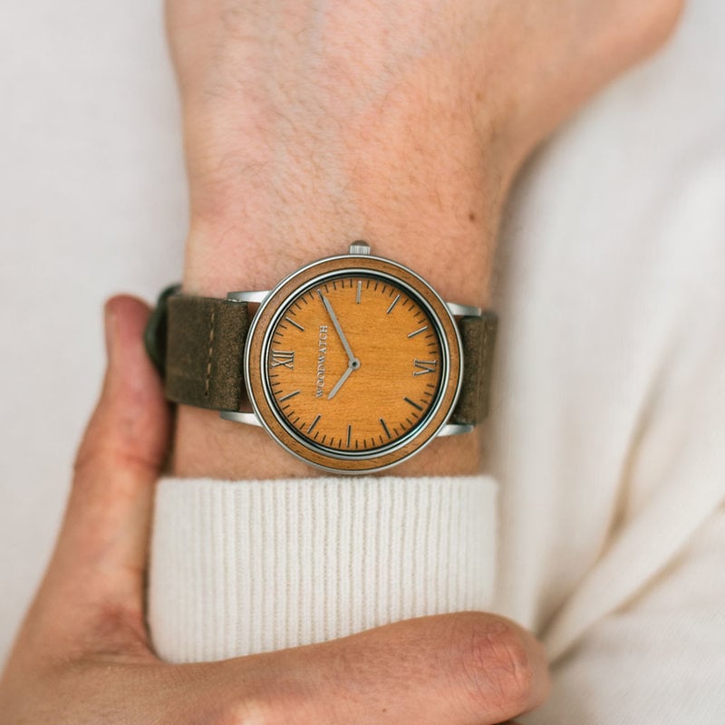 Een combinatie van unieke materialen met een minimalistisch ontwerp om een tijdloze look te creëren. Dit moderne horloge is geschikt voor zowel je casual day-look als je fijnste formele kleding. Een superdunne behuizing gemaakt van het beste roestvrijstaa