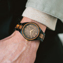 UNITY Abyss es un reloj elegante que combina dos elementos fuertes para crear un diseño clásico. El reloj une una correa de acero inoxidable negro y una caja de 38 mm con nuestras características de madera exclusivas. Con agujas de color dorado, tanto la