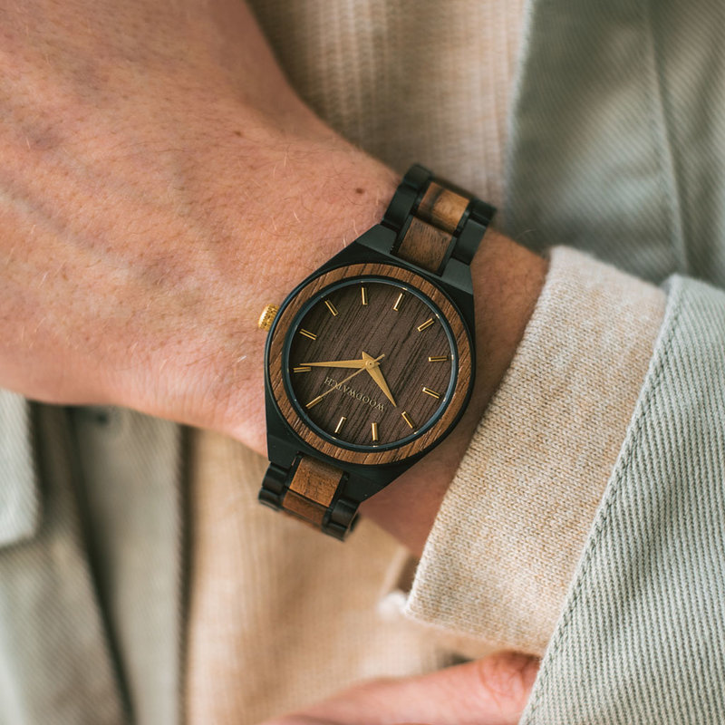 UNITY Abyss is een fijngebouwd uurwerk dat twee sterke elementen combineert voor een klassiek ontwerp. Het horloge verenigt een zwarte roestvrijstalen band en een 38 mm kast met onze karakteristieke houten kenmerken. Zowel de wijzerplaat, met goudkleurige