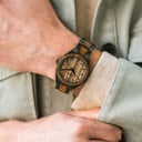 UNITY Ash è un pezzo raffinato che combina in un unico, elegante design due elementi forti. L'orologio unisce un cinturino color canna di fucile in acciaio inossidabile e una cassa da 38mm alle caratteristiche in legno che ci contraddistinguono. Presentan