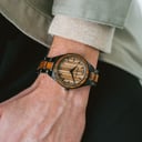 UNITY Ash es un reloj elegante que combina dos elementos fuertes para crear un diseño clásico. El reloj une una correa de acero inoxidable gris y una caja de 38 mm con nuestras características características de madera. Con agujas de ónix negro, tanto la