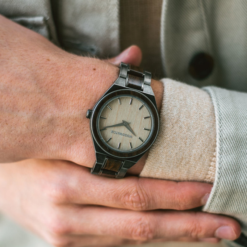 UNITY Mason es un reloj elegante que combina dos elementos fuertes para crear un diseño clásico. El reloj une una correa de acero inoxidable pulido con piedra y una caja de 38 mm con nuestras características de madera exclusivas. La esfera se compone de m