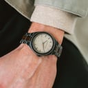 L'UNITY Mason est une montre élégante qui combine deux éléments puissants, créant ainsi un design classique qui lui est propre. La montre comporte un bracelet brossé à la pierre en acier inoxydable ainsi qu'un boîtier de 38 mm présentant les caractéristiq