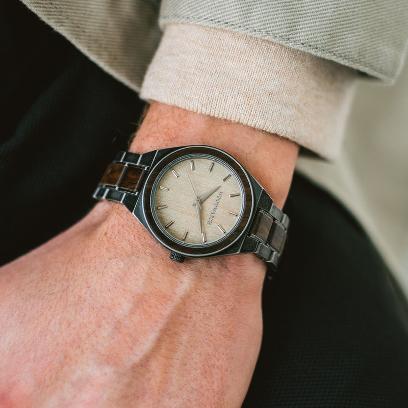UNITY Mason är ett elegant tidsur som kombinerar två starka element för att åstadkomma en klassisk design. Klockan förenar ett stonebrushed armband i rostfritt stål och ett 38 mm-hölje med våra karaktäristiska träinslag. Urtavlan består av östasiatiskt ac