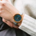 Inspired by contemporary Nordic minimalism. The NORDIC Malmo Grey features a 36mm diameter kosso wood case with a blue dial and golden details. Handmade from sustainably sourced wood combined with an ultra soft grey sustainable vegan leather strap.