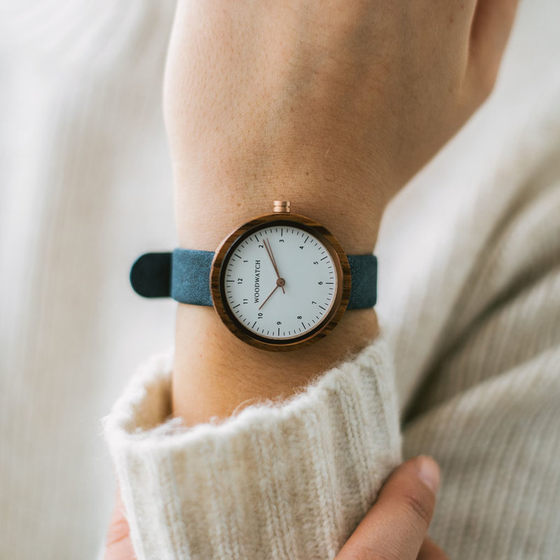 La NORDIC Oslo Navy présente un diamètre de 36 mm bois de zèbre avec des détails cadran blanc et rosegold. Fabriquée à la main à partir de bois d'origine durable, elle s'associe à une courroie en cuir vegan durable ultra-douce bleue.