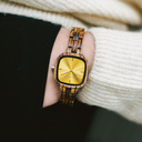 La Lumen possède un boîtier carré de 30 mm avec un cadran Jaune . Le bracelet est en bois d'acajou parfaitement fini à la main, une création qui représente notre nouveau design pour les bracelets étroits.