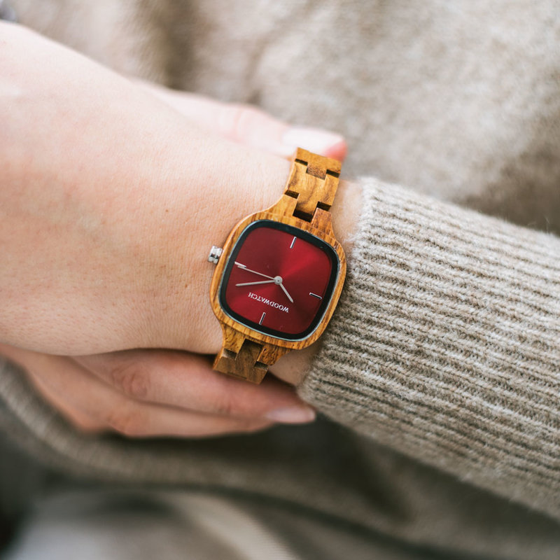 El Vivid cuenta con caja cuadrada de 30 mm, con esfera roja. La pulsera del reloj es de Madera de kosso sometida a un perfecto acabado manual para ofrecer nuestro último diseño de pulseras pequeñas.