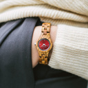 La montre Poppy de la collection FLORA est composée de bois lisse kosso finement travaillé à la main. Le modèle Poppy comporte un cadran rouge avec des détails colorés argenté.