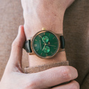 La collezione CLASSIC mette in discussione l’estetica di WoodWatch aggiungendogli un tono sofisticato. La sottile cassa dal tocco classico contiene un movimento lunare unico e due quadranti aggiuntivi che mostrano la settimana e il mese. Il CLASSIC Hunter