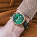 La Colección CLASSIC replantea la estética del WoodWatch de manera sofisticada. Las cajas delgadas dan una impresión elegante combinada con un exclusivo movimiento de fase lunar y dos subesferas que indican la semana y el día. El CLASSIC Hunter Jet está h