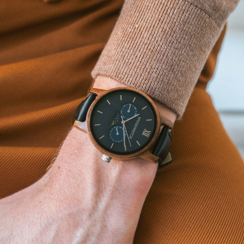 The CLASSIC Collection rethinks the aesthetic of a WoodWatch in a sophisticated way. The slim cases give a classy impression while featuring a unique a moonphase movement and two extra subdials featuring a week and month display. The CLASSIC Mariner Jet i