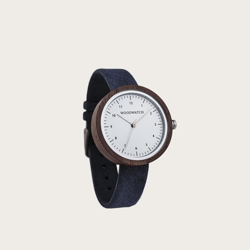 Ispirato al minimalismo nordico contemporaneo. Il NORDIC Stockholm Navy è dotato di una scocca in legno di noce da 36 mm con un quadrante bianco e dettagli argentati. Fatto a mano da legno ricavato in modo sostenibile combinato con un cinturino blu navy i