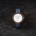 Ispirato al minimalismo nordico contemporaneo. Il NORDIC Stockholm Navy è dotato di una scocca in legno di noce da 36 mm con un quadrante bianco e dettagli argentati. Fatto a mano da legno ricavato in modo sostenibile combinato con un cinturino blu navy i