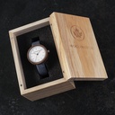 Ispirato al minimalismo nordico contemporaneo. Il NORDIC Stockholm Navy è dotato di una scocca in legno di noce da 36 mm con un quadrante bianco e dettagli argentati. Fatto a mano da legno ricavato in modo sostenibile combinato con un cinturino blu navy i